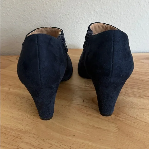 Journee Collection Womens Sanzi Kitten Heel Booties 6 navy - Picture 4 of 5